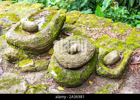 Les minoteries de grains de pierre ancienne dans la Ciudad Perdida, la Colombie. Banque D'Images