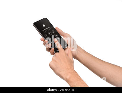 Les mains de l'homme Saisie mot de passe sur smartphone verrouillé sur fond blanc Banque D'Images