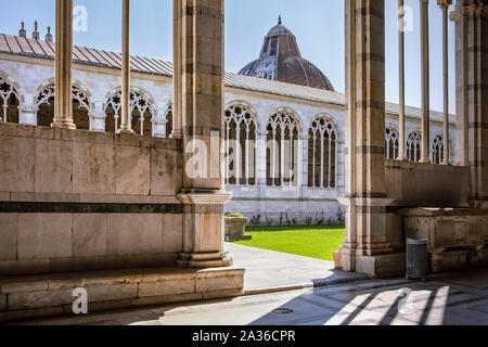 Galerie vue depuis le patio intérieur, Camposanto monumentale de Pise. Cimetière Monumental, cour intérieure. Baptistère visibles dome. La toscane, italie Banque D'Images