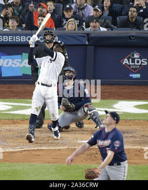 Bronx, United States. 05 Oct, 2019. New York Yankees Didi Grégoire frappe un grand chelem home run dans la 3e manche dans le jeu 2 contre les Twins du Minnesota dans la ligue américaine de la série Division au Yankee Stadium le Samedi, Octobre 5, 2019 à New York. Photo de John Angelillo/UPI UPI : Crédit/Alamy Live News Banque D'Images