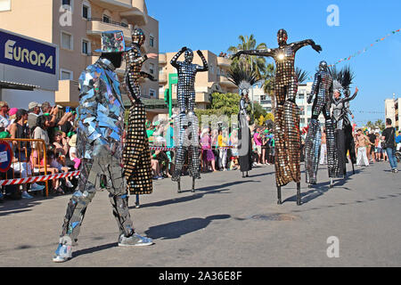 Cabo Roig, Province d'Alicante, l'Espagne accueille l'une des plus grandes célébrations de la Saint-Patrick en dehors de l'Irlande. Les artistes échassiers en costumes de miroirs. Banque D'Images