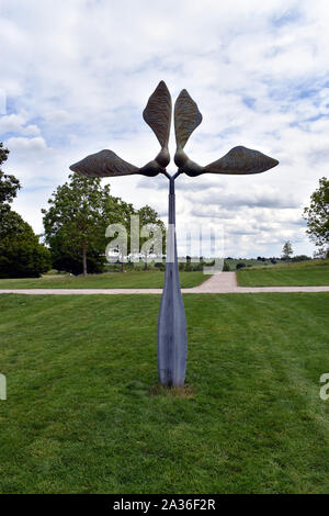 Une contribution sous la forme de graines Sycamore monté sur un pilier dans Hyde Hall en Essex Banque D'Images