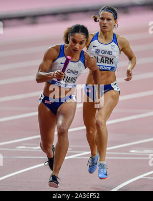 DOHA, QATAR. 05 Oct, 2019. Zoey Clark (à droite) et Jodie Willians (gauche) la concurrence sur les femmes relais 4x100 Master H2 pendant 9 jours de l'IAAF World Athletics Championships - 2019 de Doha à Khalifa International Stadium le Samedi, Octobre 05, 2019 À DOHA, QATAR. Credit : Taka G Wu/Alamy Live News Banque D'Images