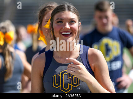 Edmond, OK, USA. 05 Oct, 2019. Un centre de Texas cheerleader pendant un match de football entre le Fort Hays State Tigers et le centre de l'Oklahoma à Bronchos Wantland Stadium à Edmond, OK. Siegel gris/CSM/Alamy Live News Banque D'Images