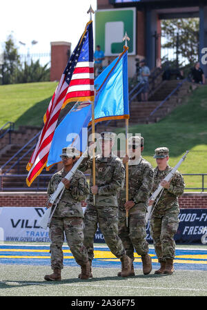 Edmond, OK, USA. 05 Oct, 2019. Un corps d'CTBDS avec les drapeaux des marches avant un match de football entre le Fort Hays State Tigers et le centre de l'Oklahoma à Bronchos Wantland Stadium à Edmond, OK. Siegel gris/CSM/Alamy Live News Banque D'Images