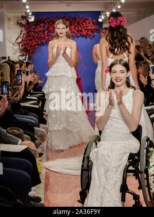 NEW YORK, NY, USA - 3 octobre, 2019 : Bri Sclesse et modèles sur la piste finale à l'automne 2020 au cours de la collection Théia New York suite nuptiale à la semaine Banque D'Images