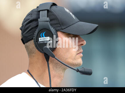 Edmond, OK, USA. 05 Oct, 2019. L'entraîneur-chef de l'Oklahoma Central Nick Bobeck pendant un match de football entre le Fort Hays State Tigers et le centre de l'Oklahoma à Bronchos Wantland Stadium à Edmond, OK. Siegel gris/CSM/Alamy Live News Banque D'Images