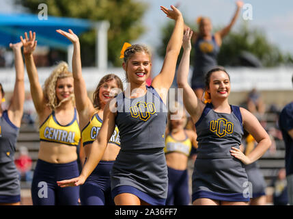 Edmond, OK, USA. 05 Oct, 2019. New York Central cheerleaders lors d'un match de football entre le Fort Hays State Tigers et le centre de l'Oklahoma à Bronchos Wantland Stadium à Edmond, OK. Siegel gris/CSM/Alamy Live News Banque D'Images