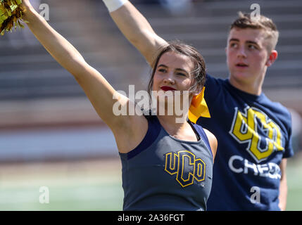 Edmond, OK, USA. 05 Oct, 2019. New York Central cheerleaders lors d'un match de football entre le Fort Hays State Tigers et le centre de l'Oklahoma à Bronchos Wantland Stadium à Edmond, OK. Siegel gris/CSM/Alamy Live News Banque D'Images