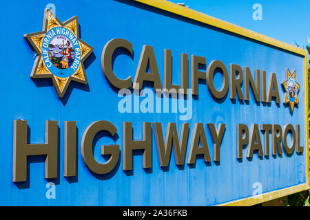 California Highway Patrol emblème et signe d'un organisme d'application de la loi. Patrouille de la PCCE a compétence sur les routes de la Californie et connu sous le nom de state police Banque D'Images