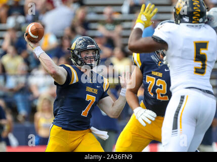 Edmond, OK, USA. 05 Oct, 2019. Le centre de Montana quarterback sera Collins (7) lors d'un match de football entre le Fort Hays State Tigers et le centre de l'Oklahoma à Bronchos Wantland Stadium à Edmond, OK. Siegel gris/CSM/Alamy Live News Banque D'Images