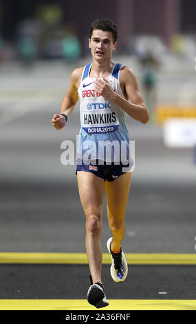 La société britannique Callum Hawkins franchit la ligne pour terminer 4e au marathon de mens, pendant neuf jours des Championnats du monde de l'IAAF à la Corniche, Doha, Qatar. Banque D'Images