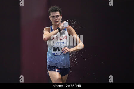 La société britannique Callum Hawkins se refroidit sur sa route pour finir 4e au marathon de mens, pendant neuf jours des Championnats du monde de l'IAAF à la Corniche, Doha, Qatar. Banque D'Images