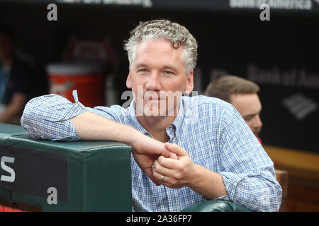 Saint Louis, États-Unis. 05 Oct, 2019. Cardinals de Saint-Louis directeur général Michael Girsch regarde son équipe pendant une session workpout au Busch Stadium de Saint-louis le Samedi, Octobre 5, 2019. Les Cardinals de Saint-Louis se fera sur les Braves d'Atlanta dans le jeu 3 de la Division de la Ligue nationale, série le dimanche 6 octobre 2019. La série est liée à un jeu d'un morceau. Photo de Bill Greenblatt/UPI UPI : Crédit/Alamy Live News Banque D'Images