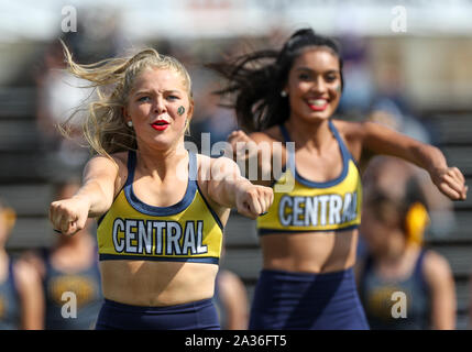 Edmond, OK, USA. 05 Oct, 2019. New York Central cheerleaders lors d'un match de football entre le Fort Hays State Tigers et le centre de l'Oklahoma à Bronchos Wantland Stadium à Edmond, OK. Siegel gris/CSM/Alamy Live News Banque D'Images