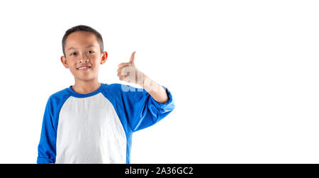 Cute little boy showing thumb up avec smiley. Joli garçon de se sentir heureux et détendu. Il a une bonne santé et de profiter de la vie. Banque D'Images