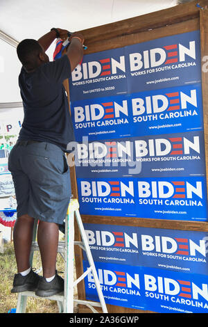 Charleston, États-Unis. 05 octobre, 2019. Un bénévole met des affiches de campagne pour Joe Biden avant le début de la SCDP Jamboree Bleu 5 octobre 2019, à Charleston, Caroline du Sud. La Caroline du Sud, connue comme la première, au sud, est le premier Etat du Sud à organiser un enseignement primaire au cours de la campagne présidentielle. Crédit : Richard Ellis/Richard Ellis/Alamy Live News Banque D'Images