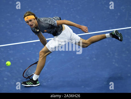 Beijing, Chine. 5ème Oct, 2019. Alexander Zverev de l'Allemagne renvoie la balle au cours de la demi-finale du tournoi au 2019 Chine Open de tennis à Beijing, capitale de Chine, le 5 octobre 2019. Crédit : Li Yibo/Xinhua/Alamy Live News Banque D'Images