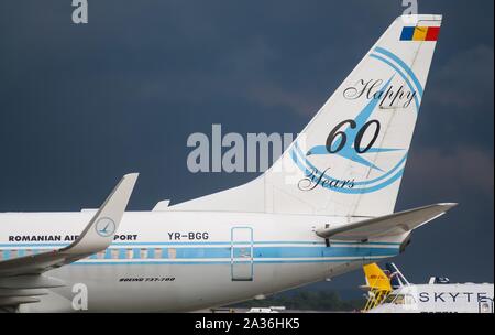 Bucarest, Roumanie - 15 juillet 2019 : l'anniversaire de queue peinte Tarom, AN-BGG, Boeing 737-700, MSN 28442, avion, nommé Craiova, est considéré sur le Banque D'Images