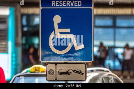 Bucarest, Roumanie - 15 juillet 2019 : Un réservés au stationnement pour personnes handicapées (réservés Mobilité Parking Sign) est vu dans le stationnement d'​​Henri Coanda Airp Banque D'Images