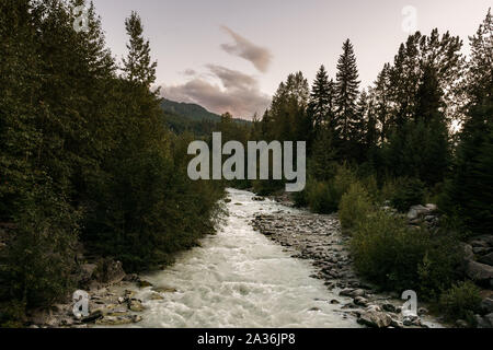 WHISTLER, Canada - Août 25, 2019 : environnement urbain et mountain creek soir d'été. Banque D'Images