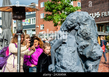 Arnhem, Pays-Bas. 05 Oct, 2019. Une femme est considérée à l'intérieur d'un rocher comme une partie de son rendement.Le monde Statues vivantes Festival (WLSF) a évolué en 13 ans dans le pays le plus important festival qui se concentre uniquement sur les artistes de rue qui se produisent comme statues vivantes ; une forme d'art urbain unique qui continue de surprendre et de divertir les spectateurs de tous les âges. Pour le moment, il y a environ 400 professionnels dans le monde entier statues vivantes. Chaque édition du festival a présenté plus de 200.000 visiteurs à 200, éloquent, artistique et/ou drôle de statues vivantes. Credit : SOPA/Alamy Images Limited Live News Banque D'Images