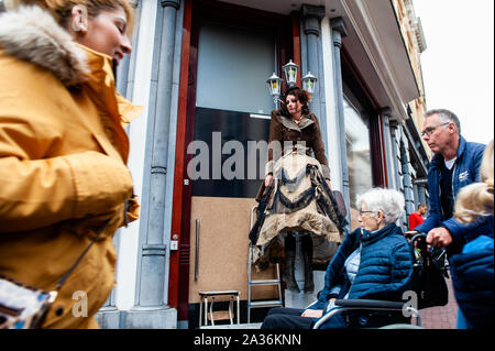 Arnhem, Pays-Bas. 05 Oct, 2019. Une femme a vu l'exécution dans la rue.Le monde Statues vivantes Festival (WLSF) a évolué en 13 ans dans le pays le plus important festival qui se concentre uniquement sur les artistes de rue qui se produisent comme statues vivantes ; une forme d'art urbain unique qui continue de surprendre et de divertir les spectateurs de tous les âges. Pour le moment, il y a environ 400 professionnels dans le monde entier statues vivantes. Chaque édition du festival a présenté plus de 200.000 visiteurs à 200, éloquent, artistique et/ou drôle de statues vivantes. Credit : SOPA/Alamy Images Limited Live News Banque D'Images