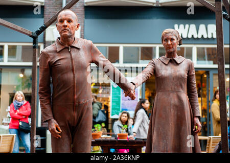 Arnhem, Pays-Bas. 05 Oct, 2019. Un couple danse au cours de leurs performances.Le monde Statues vivantes Festival (WLSF) a évolué en 13 ans dans le pays le plus important festival qui se concentre uniquement sur les artistes de rue qui se produisent comme statues vivantes ; une forme d'art urbain unique qui continue de surprendre et de divertir les spectateurs de tous les âges. Pour le moment, il y a environ 400 professionnels dans le monde entier statues vivantes. Chaque édition du festival a présenté plus de 200.000 visiteurs à 200, éloquent, artistique et/ou drôle de statues vivantes. Credit : SOPA/Alamy Images Limited Live News Banque D'Images