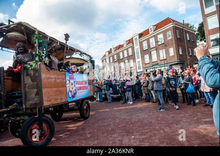 Arnhem, Pays-Bas. 05 Oct, 2019. Un groupe d'artistes sont vus sur un train.Le monde Statues vivantes Festival (WLSF) a évolué en 13 ans dans le pays le plus important festival qui se concentre uniquement sur les artistes de rue qui se produisent comme statues vivantes ; une forme d'art urbain unique qui continue de surprendre et de divertir les spectateurs de tous les âges. Pour le moment, il y a environ 400 professionnels dans le monde entier statues vivantes. Chaque édition du festival a présenté plus de 200.000 visiteurs à 200, éloquent, artistique et/ou drôle de statues vivantes. Credit : SOPA/Alamy Images Limited Live News Banque D'Images