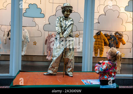 Arnhem, Pays-Bas. 05 Oct, 2019. Une fille est vu l'exécution de s'habiller comme Charles Chaplin.Le monde Statues vivantes Festival (WLSF) a évolué en 13 ans dans le pays le plus important festival qui se concentre uniquement sur les artistes de rue qui se produisent comme statues vivantes ; une forme d'art urbain unique qui continue de surprendre et de divertir les spectateurs de tous les âges. Pour le moment, il y a environ 400 professionnels dans le monde entier statues vivantes. Chaque édition du festival a présenté plus de 200.000 visiteurs à 200, éloquent, artistique et/ou drôle de statues vivantes. Credit : SOPA/Alamy Images Limited Live News Banque D'Images