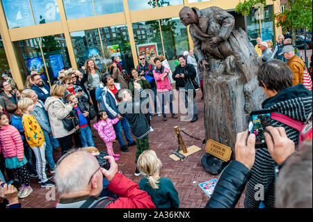 Arnhem, Pays-Bas. 05 Oct, 2019. Un homme s'habiller comme un arbre est vue sur la rue.Le monde Statues vivantes Festival (WLSF) a évolué en 13 ans dans le pays le plus important festival qui se concentre uniquement sur les artistes de rue qui se produisent comme statues vivantes ; une forme d'art urbain unique qui continue de surprendre et de divertir les spectateurs de tous les âges. Pour le moment, il y a environ 400 professionnels dans le monde entier statues vivantes. Chaque édition du festival a présenté plus de 200.000 visiteurs à 200, éloquent, artistique et/ou drôle de statues vivantes. Credit : SOPA/Alamy Images Limited Live News Banque D'Images