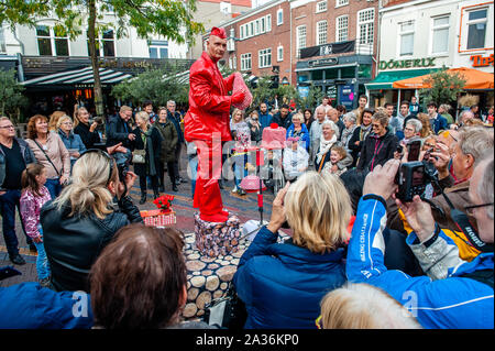 Un homme portant un costume rouge est considérée comme une statue vivante.Le monde Statues vivantes Festival (WLSF) a évolué en 13 ans dans le pays le plus important festival qui se concentre uniquement sur les artistes de rue qui se produisent comme statues vivantes ; une forme d'art urbain unique qui continue de surprendre et de divertir les spectateurs de tous les âges. Pour le moment, il y a environ 400 professionnels dans le monde entier statues vivantes. Chaque édition du festival a présenté plus de 200.000 visiteurs à 200, éloquent, artistique et/ou drôle de statues vivantes. Banque D'Images