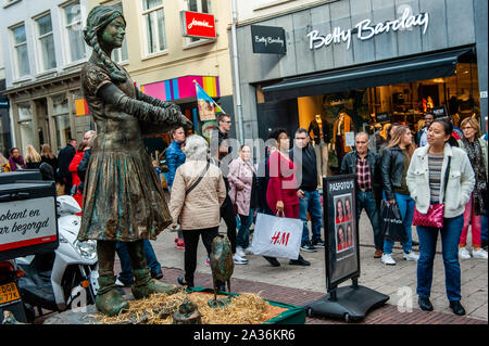 Arnhem, Pays-Bas. 05 Oct, 2019. Une femme asiatique est à voir à l'une des statues vivantes.Le monde Statues vivantes Festival (WLSF) a évolué en 13 ans dans le pays le plus important festival qui se concentre uniquement sur les artistes de rue qui se produisent comme statues vivantes ; une forme d'art urbain unique qui continue de surprendre et de divertir les spectateurs de tous les âges. Pour le moment, il y a environ 400 professionnels dans le monde entier statues vivantes. Chaque édition du festival a présenté plus de 200.000 visiteurs à 200, éloquent, artistique et/ou drôle de statues vivantes. Credit : SOPA/Alamy Images Limited Live News Banque D'Images