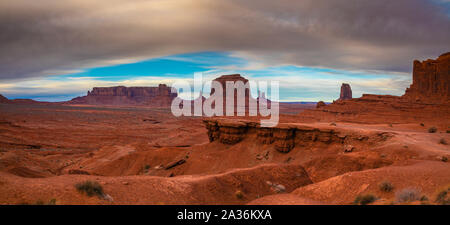 Nuages sur Monument Valley, Navajo Land, Utah, USA Banque D'Images