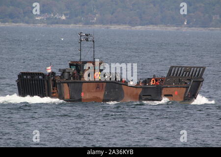 L1008 (A1), un LCU Mk.10 déployés à partir de l'Albion, en passant Gourock à son arrivée pour l'exercice Joint Warrior 19-2. Banque D'Images