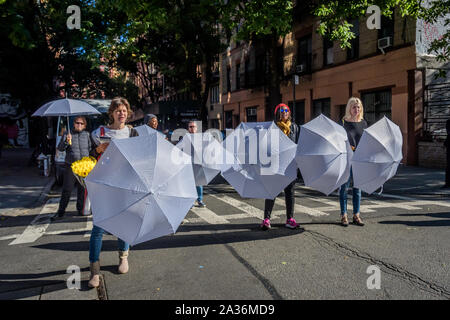 New York, USA. 5ème Oct, 2019. Des manifestants pro-choix parapluies utilisés pour bloquer la vue de l'avortement des groupes. Militants des droits de l'avortement à partir d'un certain nombre d'organisations ont organisé une manifestation à l'extérieur de la Basilique de Saint Patrick's Old Cathedral à SoHo, le 5 octobre 2019, où la congrégation se réunir le premier samedi de chaque mois avant de marcher à la Planned Parenthood clinic sur Bleecker Street à prier, et à qui auraient été harceler et intimider les patients à leur entrée dans la clinique. Crédit : Erik McGregor/ZUMA/Alamy Fil Live News Banque D'Images