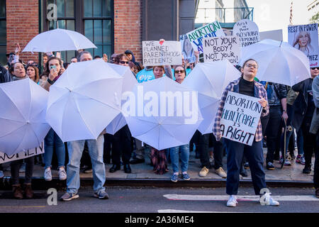 New York, USA. 5ème Oct, 2019. Des manifestants pro-choix parapluies utilisés pour bloquer la vue de l'avortement des groupes. Militants des droits de l'avortement à partir d'un certain nombre d'organisations ont organisé une manifestation à l'extérieur de la Basilique de Saint Patrick's Old Cathedral à SoHo, le 5 octobre 2019, où la congrégation se réunir le premier samedi de chaque mois avant de marcher à la Planned Parenthood clinic sur Bleecker Street à prier, et à qui auraient été harceler et intimider les patients à leur entrée dans la clinique. Crédit : Erik McGregor/ZUMA/Alamy Fil Live News Banque D'Images