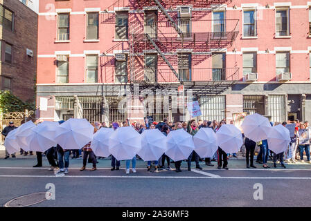 New York, USA. 5ème Oct, 2019. Des manifestants pro-choix parapluies utilisés pour bloquer la vue de l'avortement des groupes. Militants des droits de l'avortement à partir d'un certain nombre d'organisations ont organisé une manifestation à l'extérieur de la Basilique de Saint Patrick's Old Cathedral à SoHo, le 5 octobre 2019, où la congrégation se réunir le premier samedi de chaque mois avant de marcher à la Planned Parenthood clinic sur Bleecker Street à prier, et à qui auraient été harceler et intimider les patients à leur entrée dans la clinique. Crédit : Erik McGregor/ZUMA/Alamy Fil Live News Banque D'Images