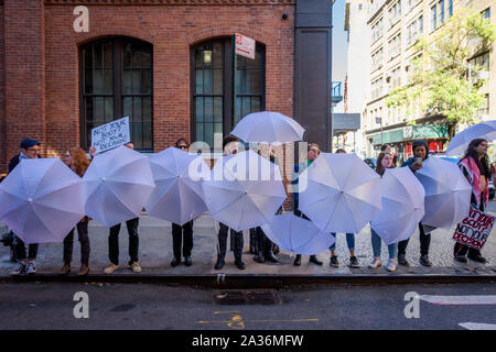 New York, USA. 5ème Oct, 2019. Des manifestants pro-choix parapluies utilisés pour bloquer la vue de l'avortement des groupes. Militants des droits de l'avortement à partir d'un certain nombre d'organisations ont organisé une manifestation à l'extérieur de la Basilique de Saint Patrick's Old Cathedral à SoHo, le 5 octobre 2019, où la congrégation se réunir le premier samedi de chaque mois avant de marcher à la Planned Parenthood clinic sur Bleecker Street à prier, et à qui auraient été harceler et intimider les patients à leur entrée dans la clinique. Crédit : Erik McGregor/ZUMA/Alamy Fil Live News Banque D'Images