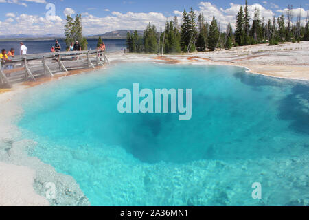 Black Pool à West Thumb Geyser Basin, Parc National de Yellowstone, Wyoming, USA Banque D'Images