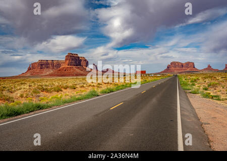 Autoroute panoramique à travers Monument Valley, États-Unis Banque D'Images