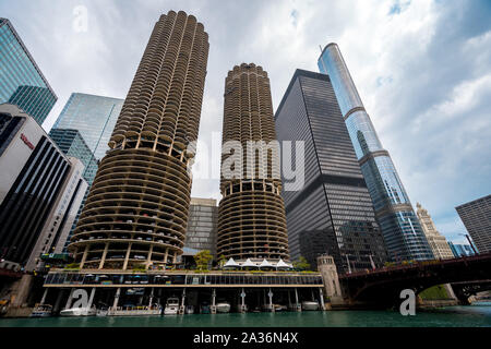 Chicago, Illinois, États-Unis - les gratte-ciel Modernes avec bateau et parking en dessous Banque D'Images