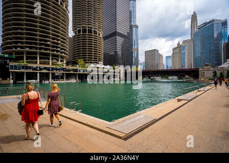 Chicago, Illinois, États-Unis - Les Gens marchant le long de la rivière Chicago Banque D'Images