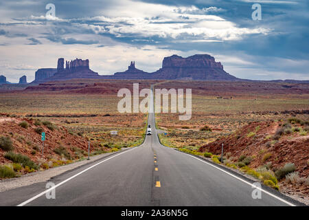 Autoroute panoramique à travers Monument Valley, États-Unis Banque D'Images