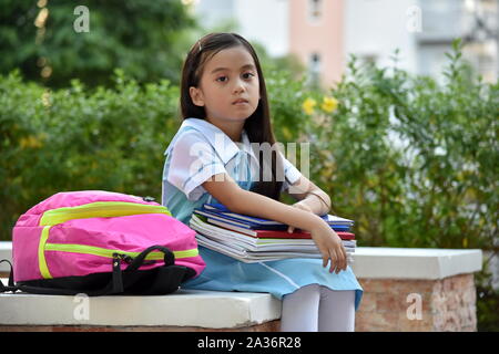 Une fille de l'école le port de l'uniforme scolaire Banque D'Images