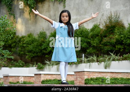 Jeune fille asiatique et de la liberté des élèves de porter l'uniforme scolaire Banque D'Images