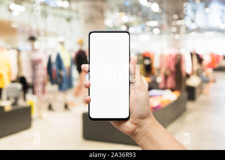 Téléphone mobile maquette image de femme hand holding smart phone avec écran blanc pour votre publicité sur fond abstrait floue de la femme clo Banque D'Images