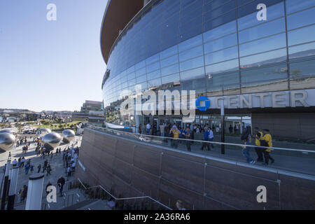 San Francisco, États-Unis. 06 Oct, 2019. Fans arrivent à la Chase Centre avant la Warriors jouent leur premier match contre les Lakers de Los Angeles à San Francisco le 5 octobre 2019. Le Chase est le nouveau centre d'accueil des guerriers. Photo par Terry Schmitt/UPI UPI : Crédit/Alamy Live News Banque D'Images