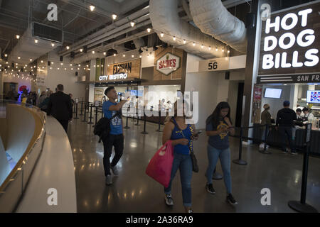 San Francisco, États-Unis. 06 Oct, 2019. Fans arrivent à la Chase Centre avant la Warriors jouent leur premier match contre les Lakers de Los Angeles à San Francisco le 5 octobre 2019. Le Chase est le nouveau centre d'accueil des guerriers. Photo par Terry Schmitt/UPI UPI : Crédit/Alamy Live News Banque D'Images