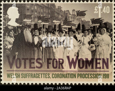 Le vote des femmes stamp, publié en février 15, 2018, par Royal Mail, au Royaume-Uni. Collection privée. Sa conception est en vedette photographie de campagne dans la décennie avant le droit de vote passant 1918 Loi sur la représentation du peuple. Welsh suffragette, Procession du couronnement, 1911. Banque D'Images